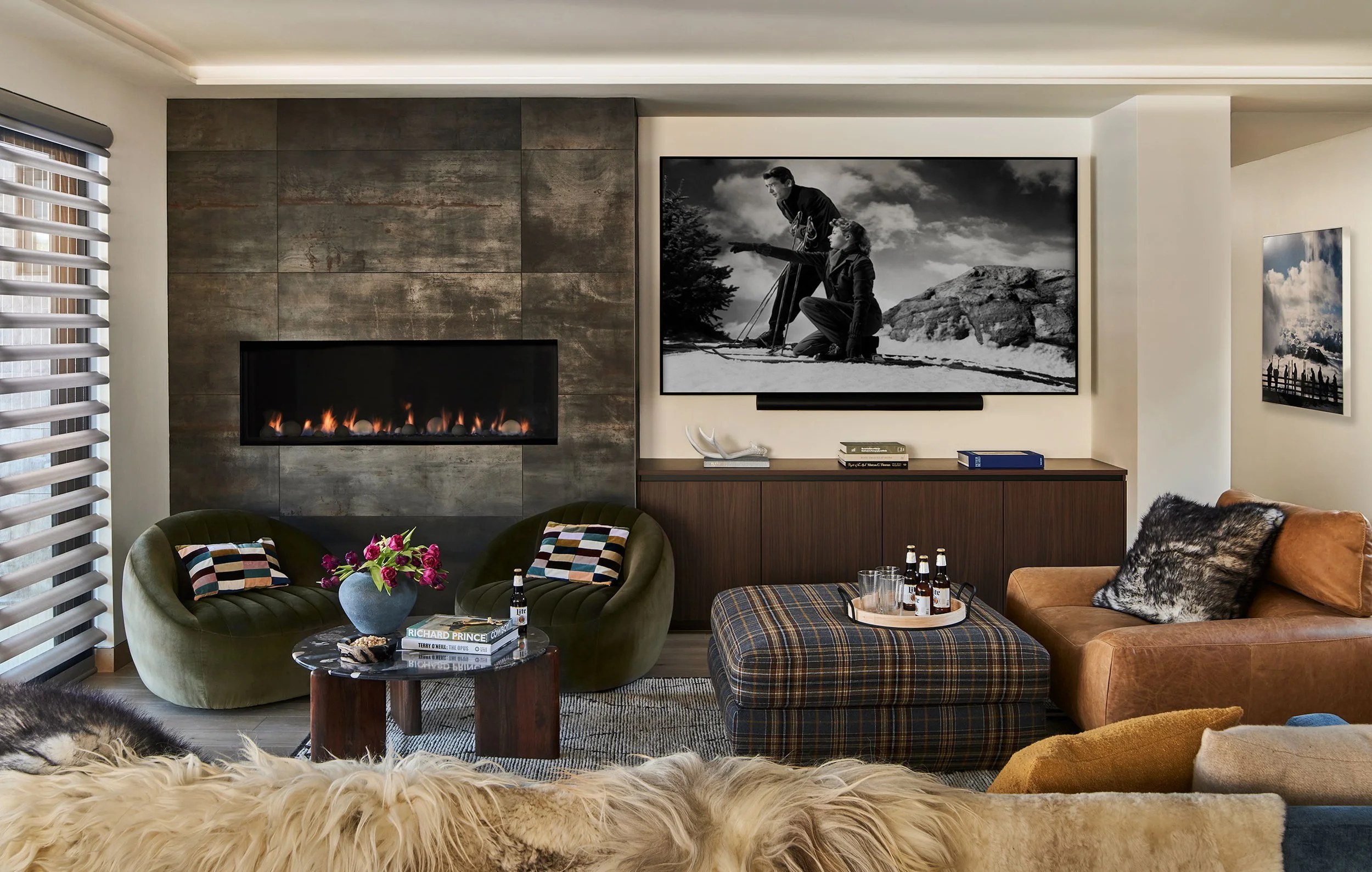 Lower Level Lounge, Seven Wonders