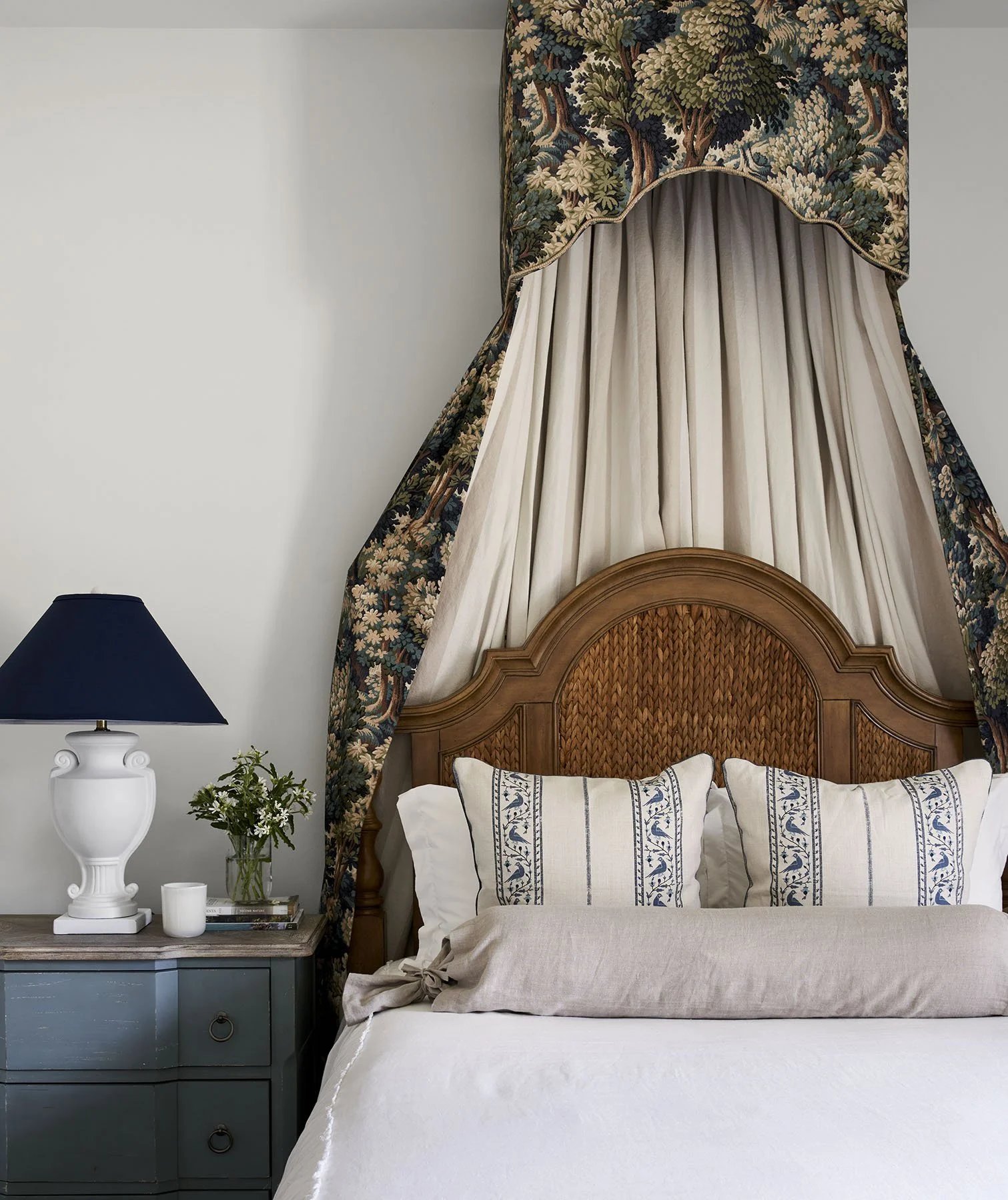 Guest Bedroom, Round Top